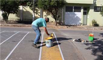 Secretaria de Obras executa pintura horizontal em ruas da cidade